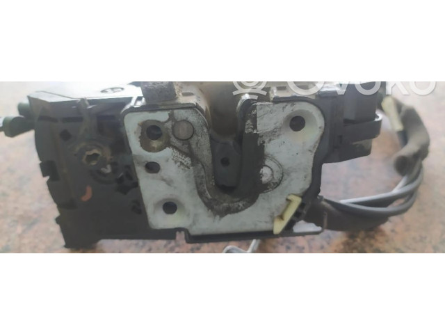 Замок раздвижная дверь 826706945R   Nissan NV300