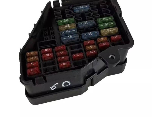 Блок предохранителей  8D1941824   Audi A6 S6 C5 4B    