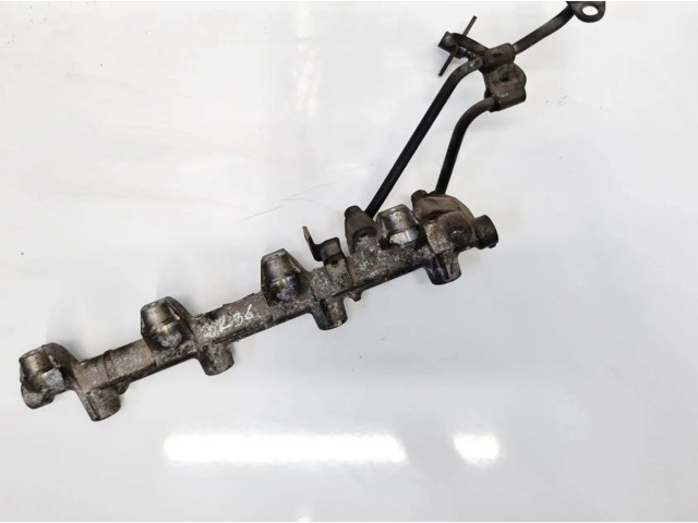 Топливная рампа Mitsubishi Carisma