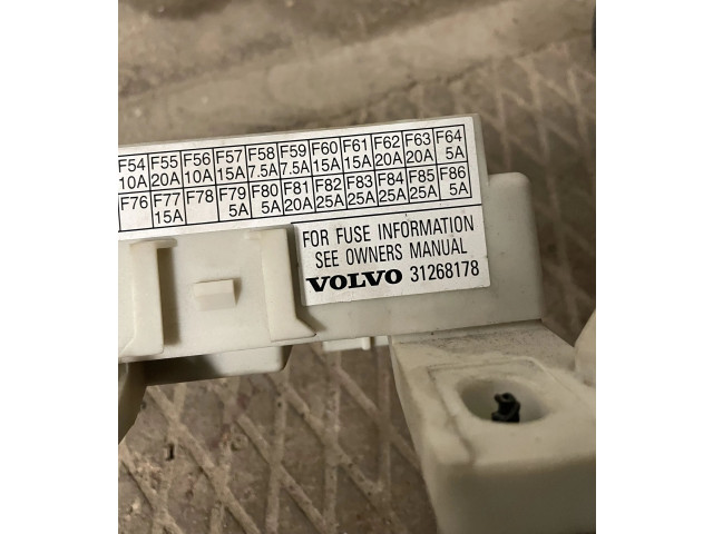 Блок предохранителей 31254903, 31268178   Volvo C30    