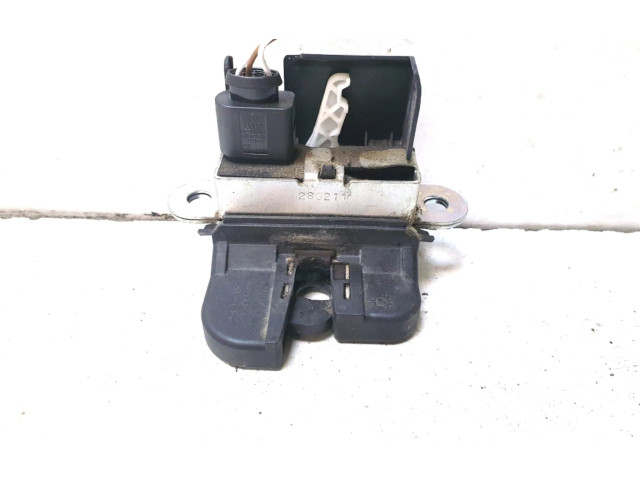 Замок багажника 5L6827505C0 Skoda Yeti (5L) 2009 - 2017 года