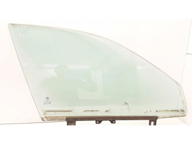 Основное стекло передних дверей (четырехдверного автомобиля)