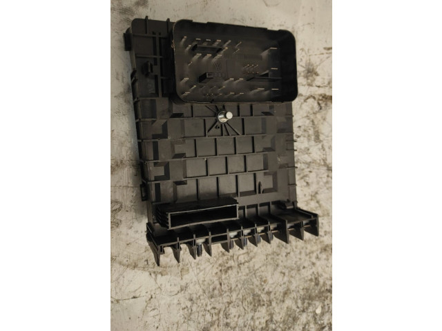   Pojistková skříňka    Volkswagen Tiguan 2010