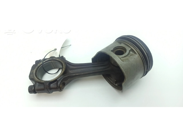 Píst 11004 Mercedes-Benz S W116 pro benzínový motor 2.8