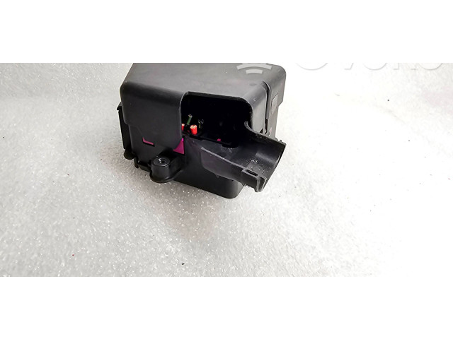 Блок предохранителей  8D1941824   Skoda Octavia Mk1 (1U)    