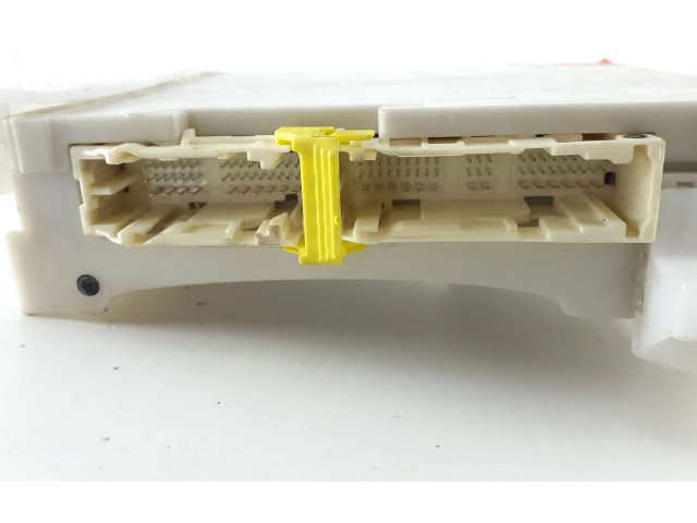 Pojistková skříňka 8273047550A Toyota Prius+ (ZVW40) 2015