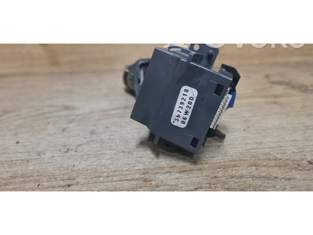 Ручка стеклоочистителей 30739218   Volvo V70