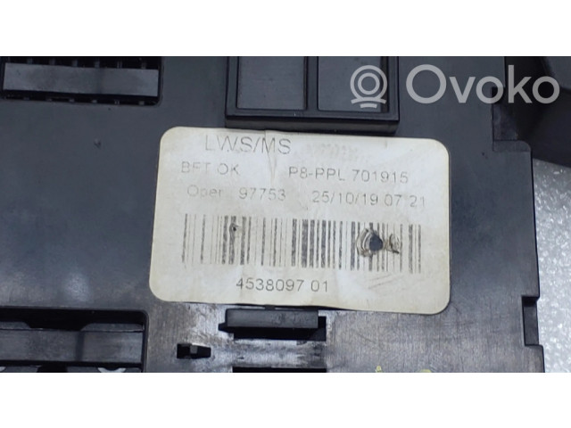 Другая деталь отсека двигателя