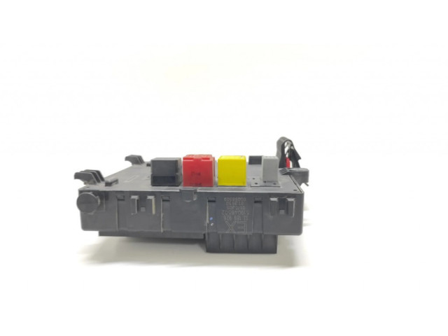 Блок предохранителей 13189926, 519046502 Opel Vectra C