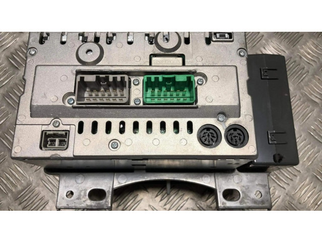 Радио/ проигрыватель CD/DVD / навигация