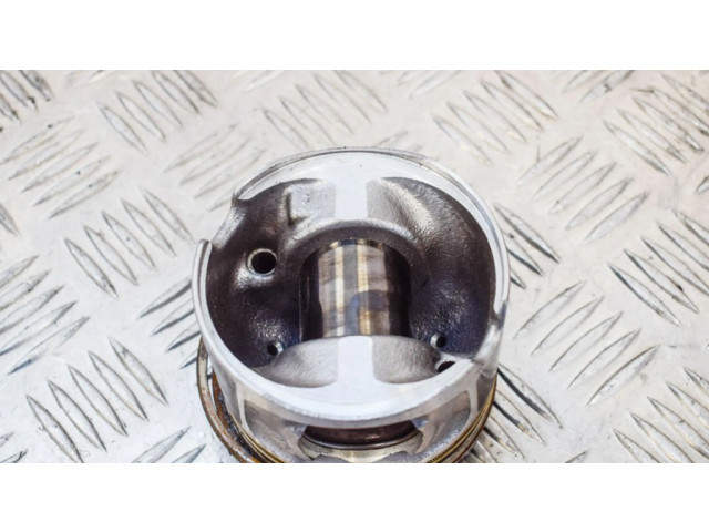 Píst 7810755 BMW 5 F10 F11 pro naftový motor 2.0 N47 D20 C