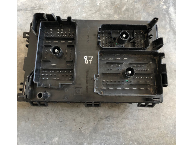 Блок предохранителей  13368642   Opel Astra J    