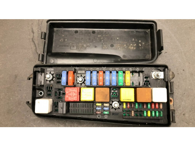 Блок предохранителей 13240247 Opel Vectra C