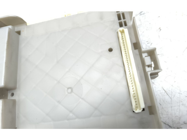 Pojistková skříňka 8273047450A Toyota Prius (XW30) 2010