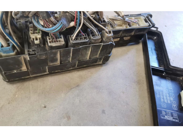   Pojistková skříňka    Toyota Carina T190 