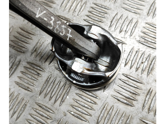 Поршень B 4204 T47 32298424, 31401957 Volvo XC40