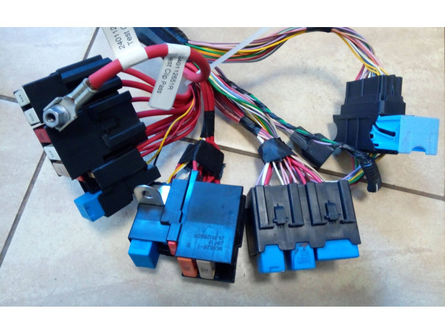 Блок предохранителей 243825499R, NE67857 Renault Clio IV