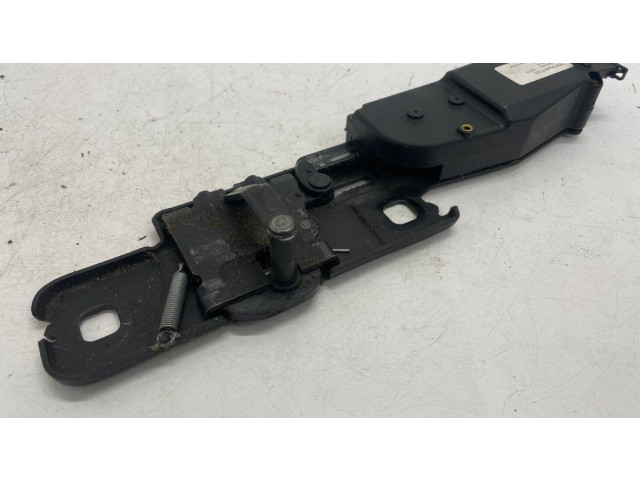 Притягиватель задней крышки