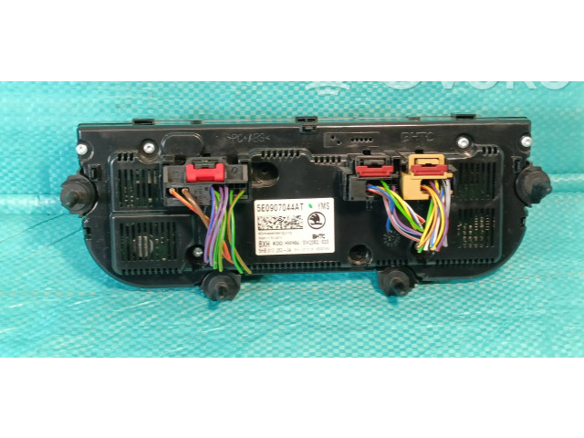 Блок управления климат-контролем 5E0907044AT, 5HB01326334 Skoda Octavia Mk3 (5E)