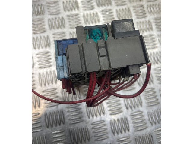 Блок предохранителей 090902 Volvo S60