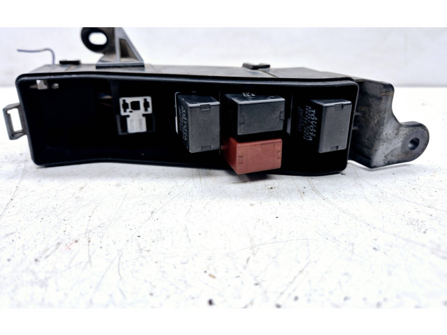 Блок предохранителей 8266253030   Lexus IS 200-300    