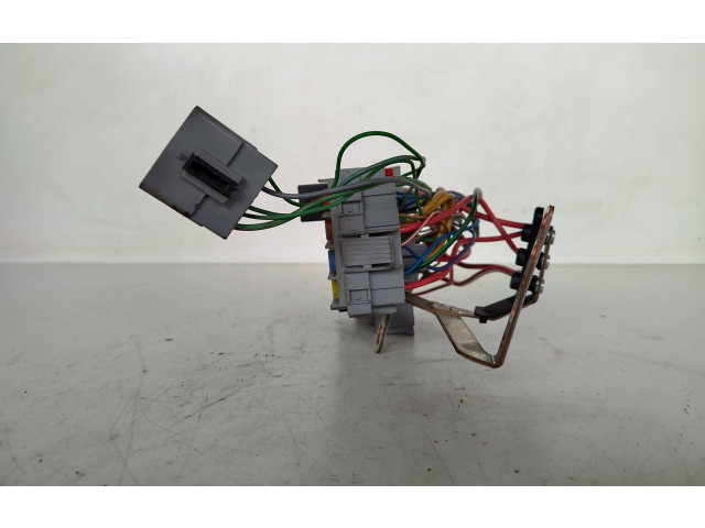 Блок предохранителей 8690698   Volvo S60    