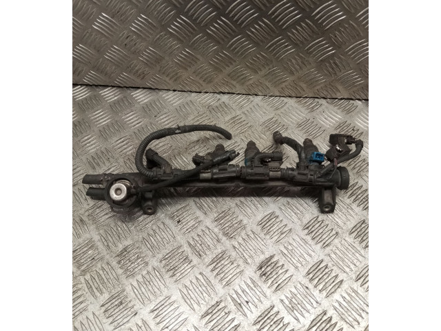 Топливная рампа 037133317N   Volkswagen Golf III  