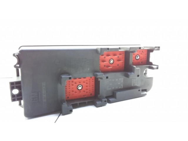 Блок предохранителей 13198102, 519131007   Opel Vectra C    