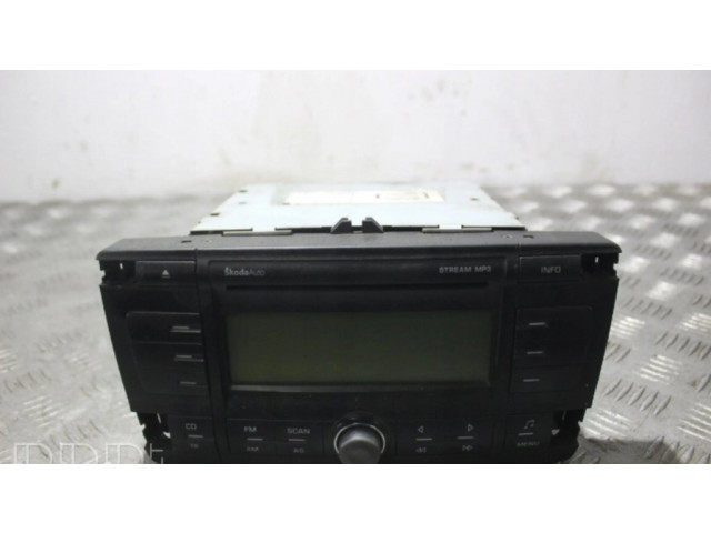 Радио/ проигрыватель CD/DVD / навигация