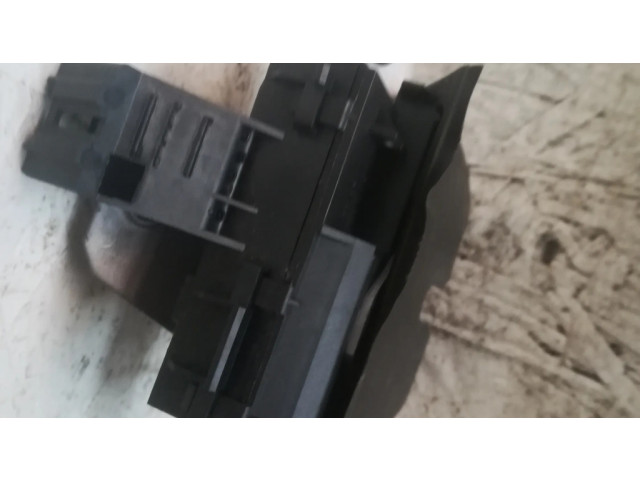 Zámek zadních dveří Ford Focus 2009