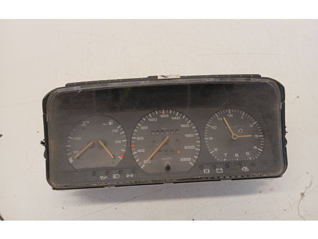 Панель приборов 81117621   Volkswagen PASSAT B3       