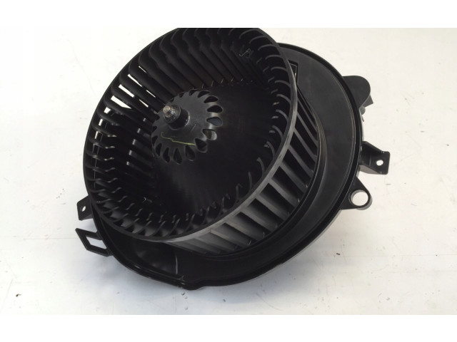 Вентилятор печки 5WC819015 Skoda Octavia Mk4