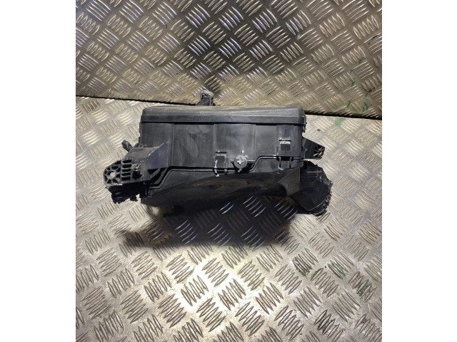 Pojistková skříňka 8211505A30 Toyota Avensis T270 2016