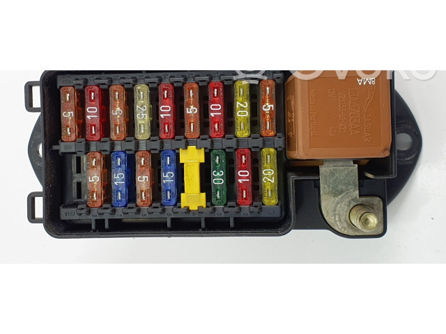 Блок предохранителей LJB2800AA Jaguar XK8 - XKR