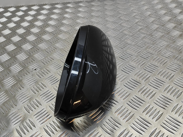 Другая деталь отделки пере́дней дверей