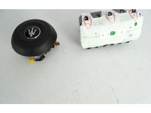 Подушка безопасности водителя    Maserati GranTurismo