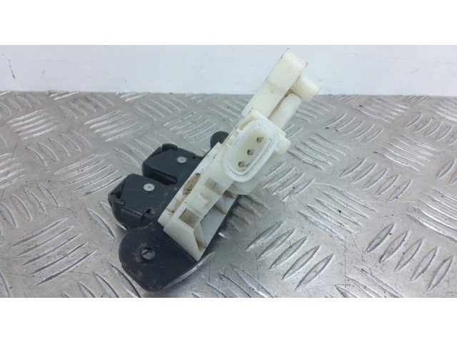 Zámek zadních dveří Subaru Trezia 2011