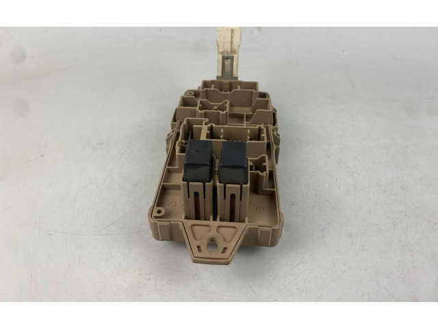 Блок предохранителей  704106   Subaru Forester SG    