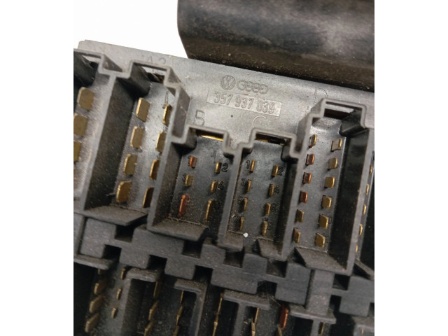 Блок предохранителей  357937039   Volkswagen Transporter - Caravelle T4    