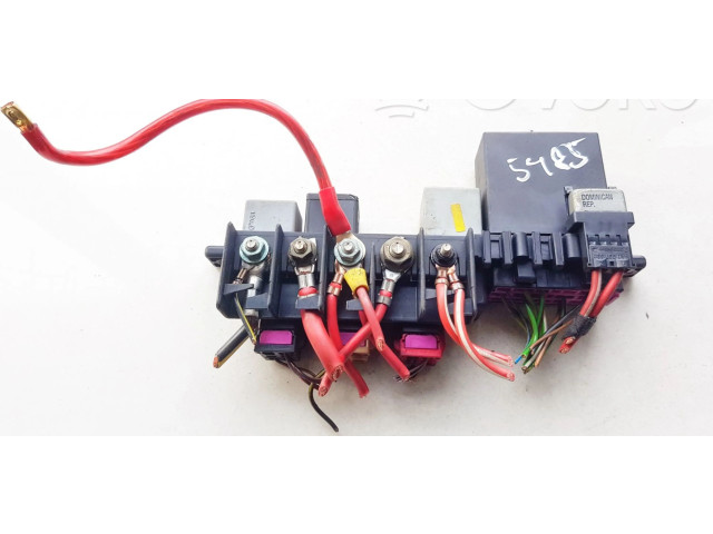 Блок предохранителей 8L0941822 Volkswagen Golf IV