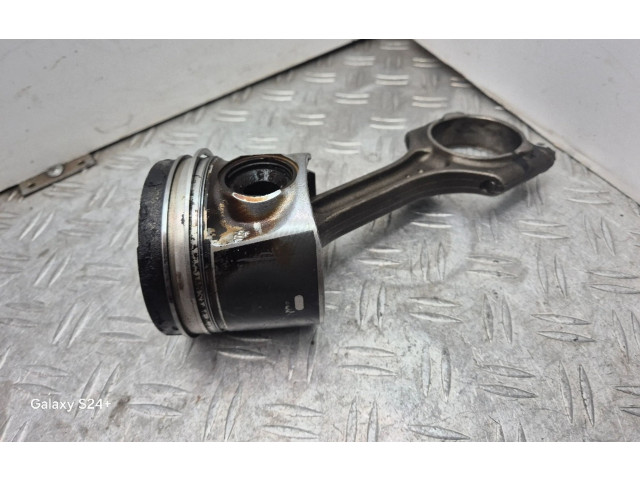 Поршень с шатуном 82L175 Volvo V60