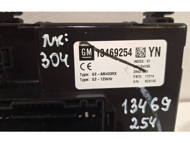 Блок предохранителей 13469254 Opel Meriva B