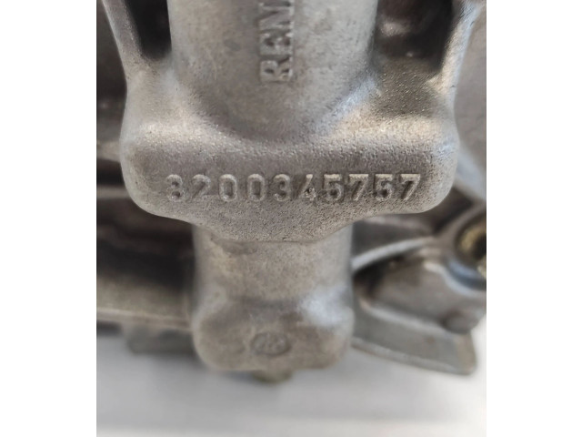 Масляный насос  m9r 8200345633  Renault Trafic II (X83) 