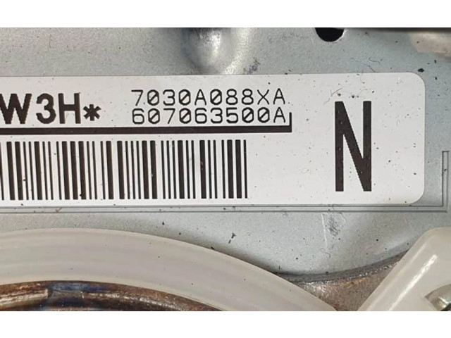 Подушка безопасности водителя 7030A088XA Mitsubishi Outlander