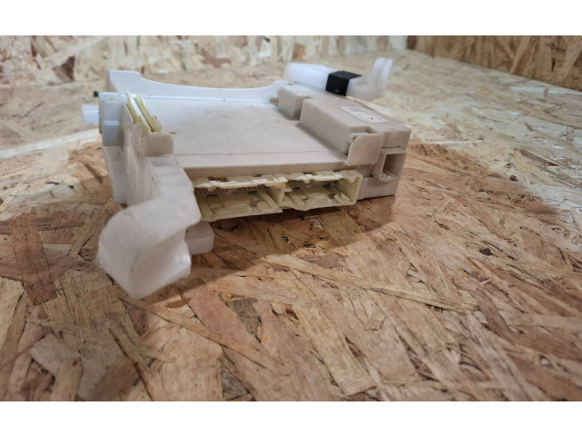 Pojistková skříňka Řídící jednotka BSM 8273076030 Lexus CT 200H 2017