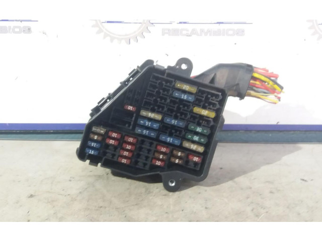 Pojistková skříňka Volkswagen PASSAT 2000