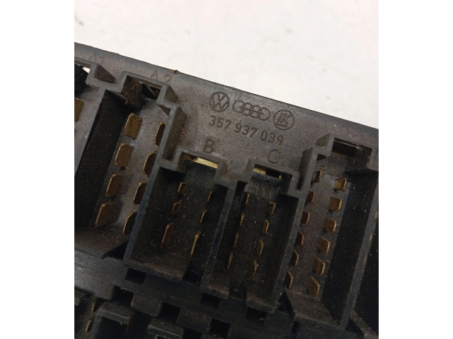 Блок предохранителей  357937039   Volkswagen Transporter - Caravelle T4    