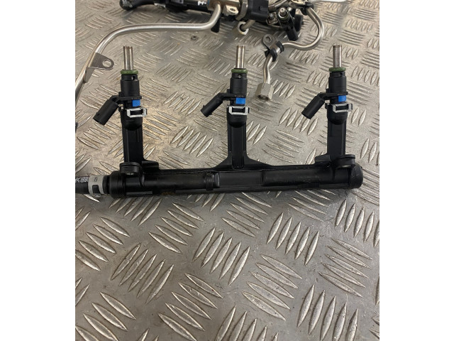 Vstřikovací lišta 06E133682C   Audi A8 S8 D4 4H    CREC 