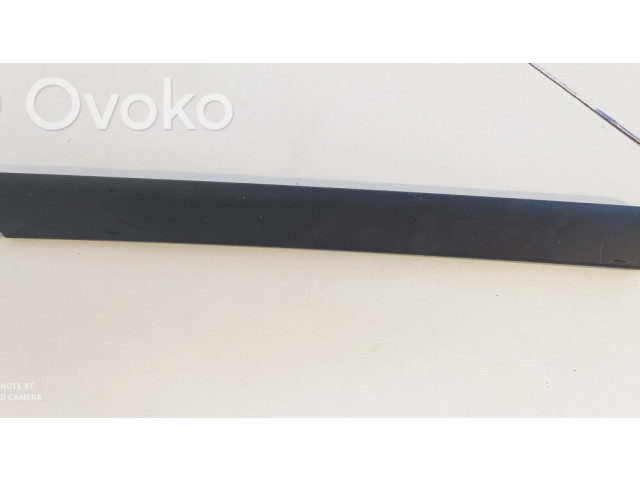 Другая деталь отделки пере́дней дверей